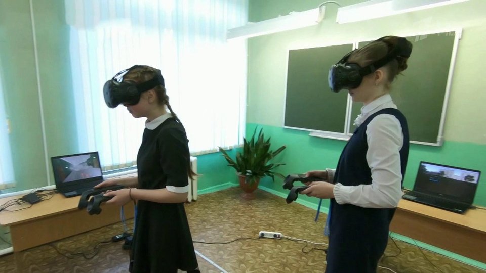Vr уроки. Очки виртуальной реальности на уроке. Школьники в виртуальных очках. Виртуальные уроки в школе. Школа шлем VR.