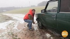 Дмитрий Талабуев меняет колесо. Доброе утро. Фрагмент выпуска от 13.12.2019