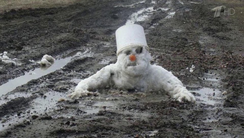Фотофакт: В Жлобине слепили 9-метрового снеговика