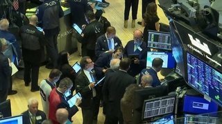 Центробанк поднял курсы доллара и евро, наверстывая вчерашние игры спекулянтов после падение цен на нефть