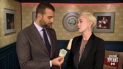 Иван дарит Дарье Мороз доллар. Пролог. Вечерний Ургант. Фрагмент выпуска от 10.03.2020