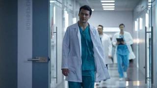 «Герой прошел экзистенциальный путь к самому себе, лишившись своей личности». Почему нельзя пропустить сериал «Знахарь»