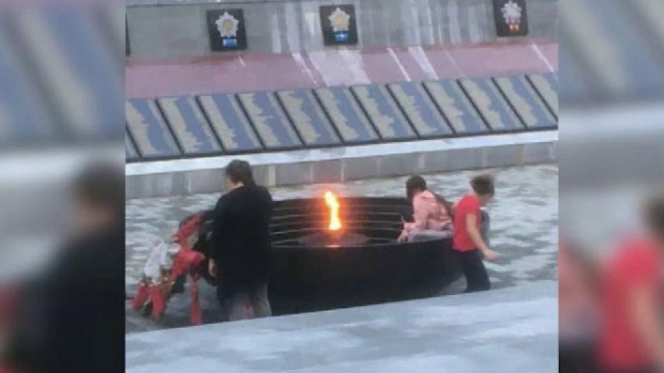 Через вечный огонь семилуки. Вечный огонь в городе воронеж. Подростки осквернили вечный огонь. Памятник у вечного огня семилуки. Вечный огонь воронеж памятник славы.