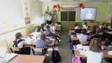 В Москве после двух недель каникул в школы возвращаются только учащиеся младших классов