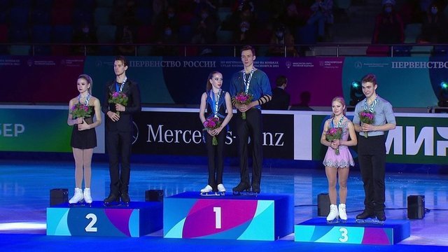 Церемония награждения. Пары. Первенство России по фигурному катанию среди юниоров 2021