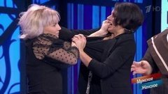 «Она зуб ей выбила!» - соседки подрались в студии. Мужское / Женское. Фрагмент