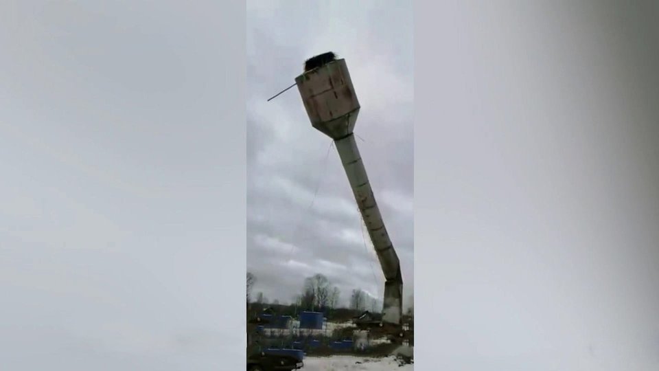 башня упала на буханку