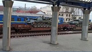 Украинские власти стягивают на юго-восток страны военную технику и постоянно обстреливают территорию Донбасса