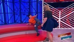 «Всех детей, тварь, бросила!» — женские разборки чуть не переросли в драку. Мужское / Женское. Фрагмент