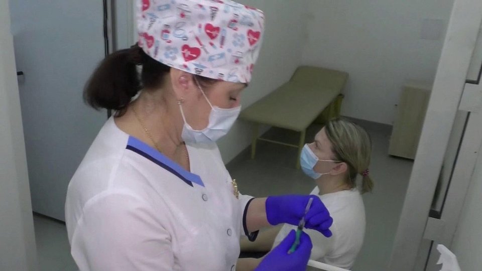 Обязательную вакцинацию для сотрудников ряда сфер вводит Омская область. Новости. Первый канал - Vimarsana News