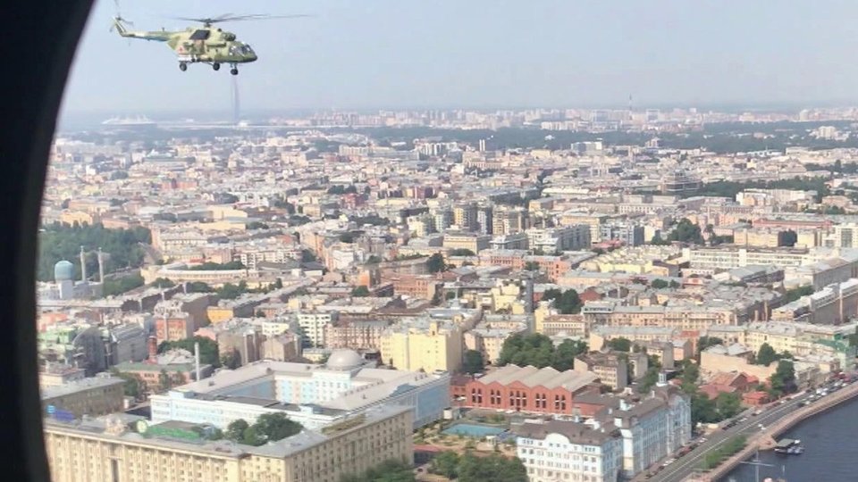 Вертолет над Санкт Петербургом