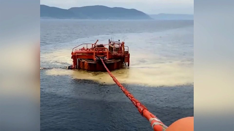Фото моря с нефтью Следственный комитет переквалифицировал уголовное дело о разливе нефти под Новор
