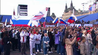 Российских паралимпийцев, вернувшихся из Токио, чествовали у стен Кремля