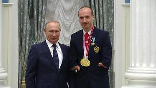 Президент вручил в Кремле государственные награды золотым медалистам Паралимпиады в Токио