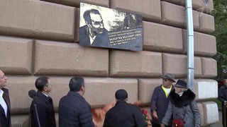 На Кутузовском проспекте открыли мемориальную доску драматургу Валентину Ежову