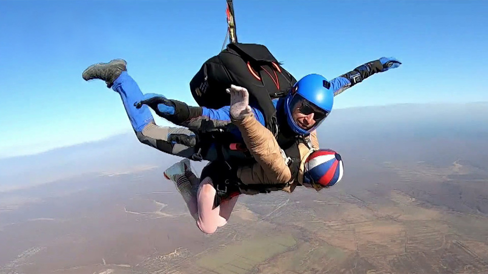 Австрийский экстремал стал первым человеком, который смог прыгнуть с парашютом с высоты 40 км