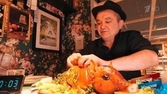 «Вы целого порося сожрали?» Бывший бездомный «кишкоблуд» удивил Юлию Барановскую. Мужское / Женское. Фрагмент