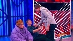 «Он маму бросил, как половую тряпку!» — сосед ударил сына героини в студии.  Мужское / Женское. Фрагмент 