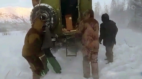 В Якутии колонна грузовиков застряла в сугробах в 50-градусные морозы