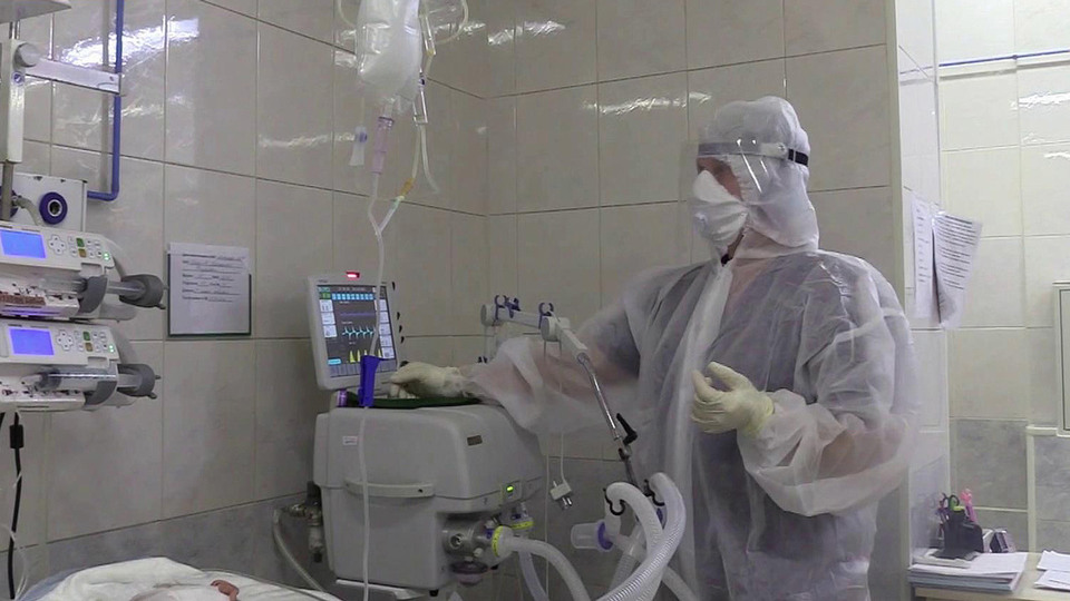 В российских больницах врачи продолжают бороться за жизни людей, которые не успели привиться