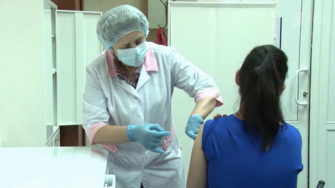 Массовая вакцинация от COVID-19 идет в России год, коллективный иммунитет составляет почти 64%