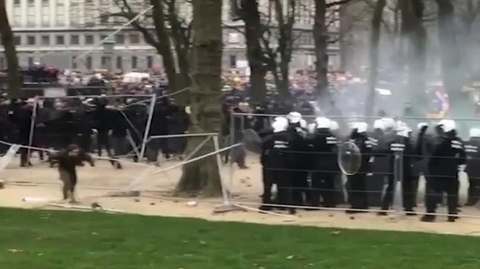 В Брюсселе применили водометы во время протестов против антиковидных ограничений