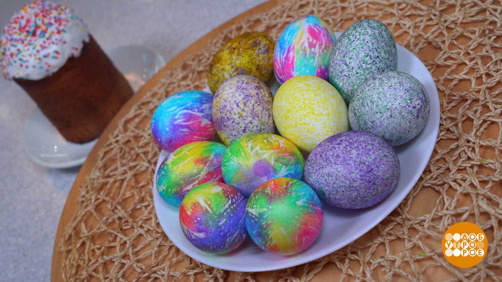 Когда красить яйца на пасху 2024 году. Красим яйца. Яйца в салфетке на Пасху. Крашеные яйца. Пасхальные яйца красить.