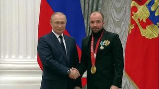 Владимир Путин в Кремле еще раз поздравил олимпийцев и вручил им государственные награды