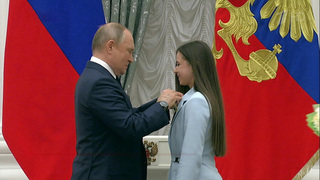 Владимир Путин в Кремле вручил призерам Игр в Пекине государственные награды
