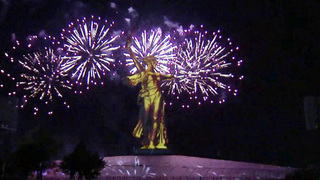 В Волгограде «Свет Великой победы» озарил легендарный монумент «Родина-мать»