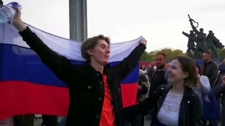 В Латвии арестован молодой человек, вышедший с российским флагом к памятнику освободителям Риги от фашистов