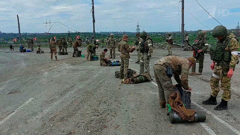 Пленных, вывезенных с «Азовстали», проверят на причастность к совершенным преступлениям
