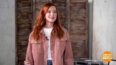 Юлия Савичева заправляет одеяло. Доброе утро. Фрагмент