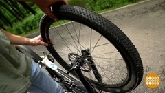 Ставим заплатку на велосипедную камеру. Доброе утро. Фрагмент