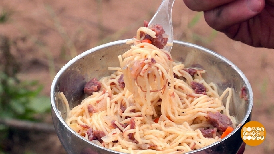 Макароны с мясом на сковороде: рецепт — Лайфхакер