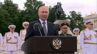 Главный военно-морской парад в Петербурге принял Владимир Путин