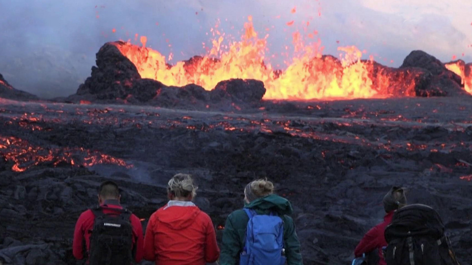 Длившееся почти месяц извержение вулкана в Исландии завершилось