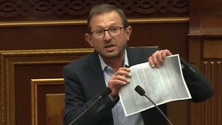 В Армении один из депутатов демонстративно разорвал «вашингтонский документ» по урегулированию отношений между Баку и Ереваном