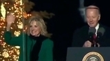 Джо Байден унес с собой микрофон с церемонии открытия главной елки страны
