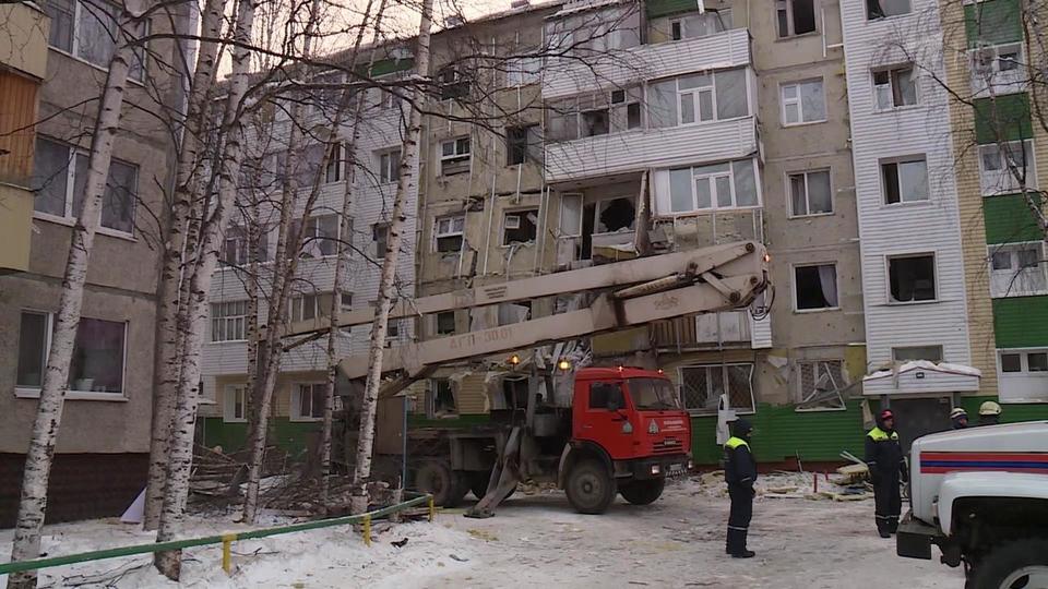 ВНижневартовске, где накануне прогремел взрыв вжилом доме, еще два человека могут находиться под завалами. Новости. Первый канал