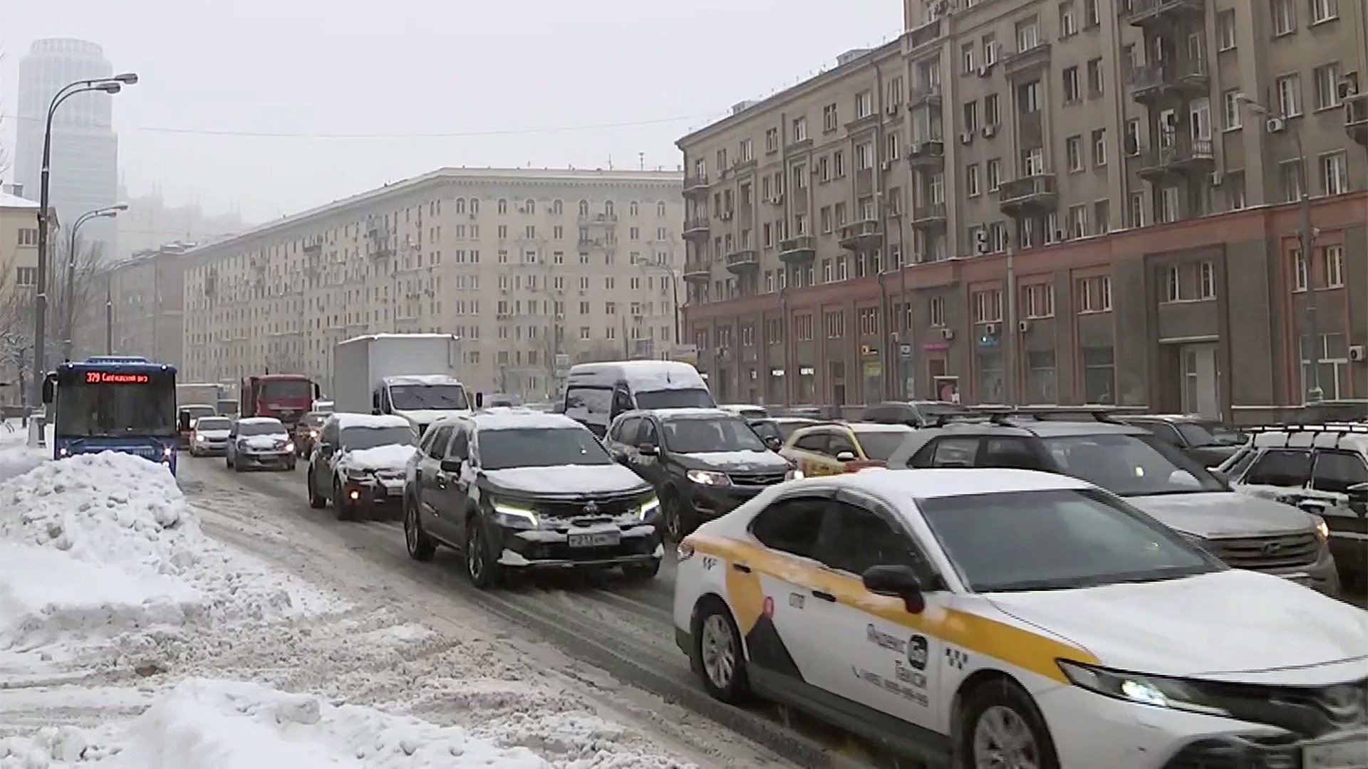 Что было вчера вечером в москве. Транспортный коллапс в Москве. Снег в Москве. Снегопад в Москве сегодня 2022. Москва декабрь 2022.
