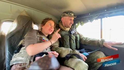 «Если у вас есть музыкальный слух, выключайте телевизор», - Александр Гордон предупреждает о пении Юлии Барановской. Мужское / Женское. Фрагмент 