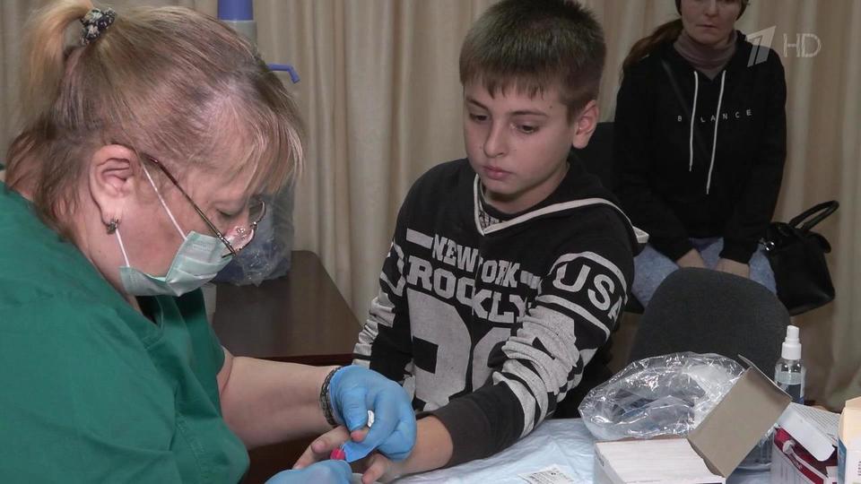 Уральские врачи проводят диспансеризацию в школах ДНР