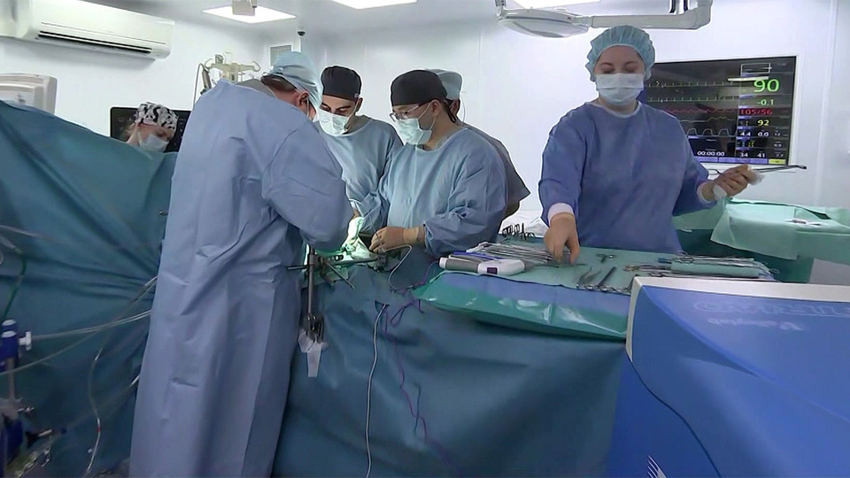 В Центре хирургии имени Вишневского провели уникальную операцию по удалению огромного тромба