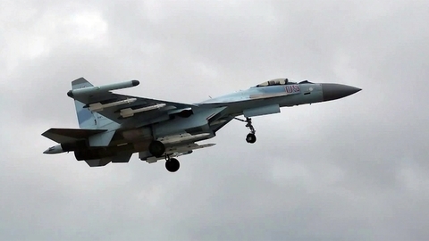 Российский истребитель Су-35 был поднят в небо над акваторией Балтийского моря из-за двух стратегических бомбардировщиков ВВС США