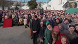 Тысячи верующих пришли на воскресную молитву в Киево-Печерскую лавру