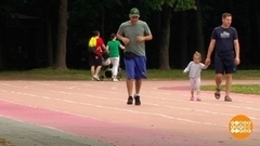 Побежали! Для начала — трусцой. Доброе утро. Суббота. Фрагмент