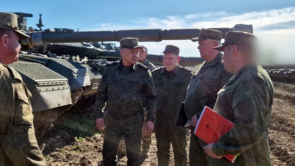 Фото шойгу в военной форме министра Министр обороны Сергей Шойгу проинспектировал военную технику, которая скоро отп