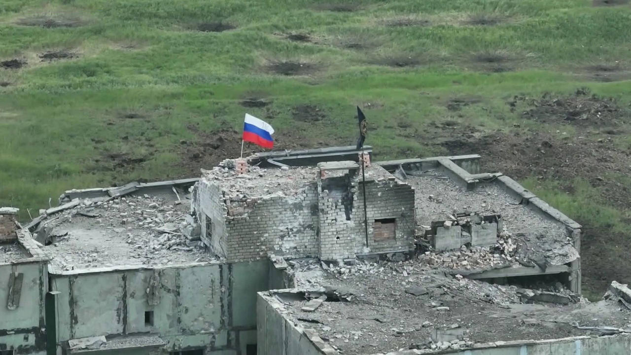 Бойцы ЧВК «Вагнер» водрузили российские флаги над освобожденным Артемовском