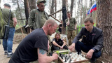 Чемпион мира Сергей Карякин приехал в зону СВО и сыграл с бойцами в шахматы